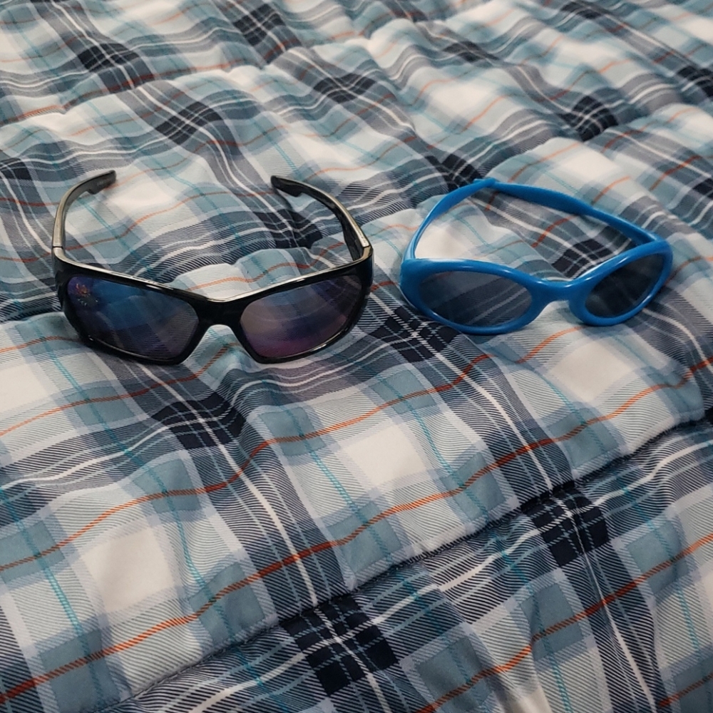 2 little boys sunglasses Skylanders black blue